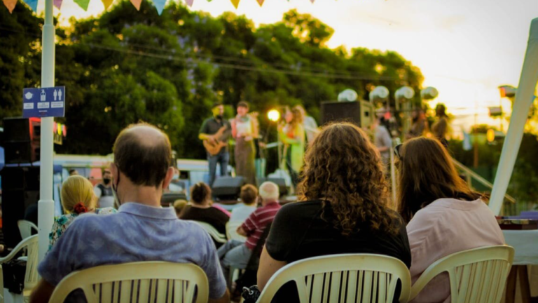 Feria y música en Río Primero