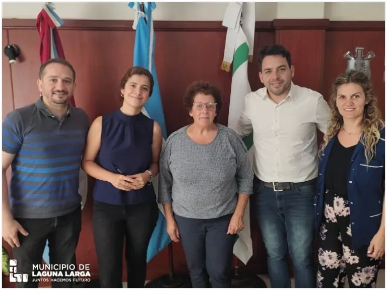 Entrega escrituras sociales en Laguna Larga