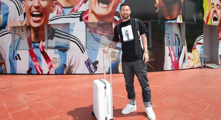 Messi llegó a la Argentina para jugar ante Uruguay y Brasil