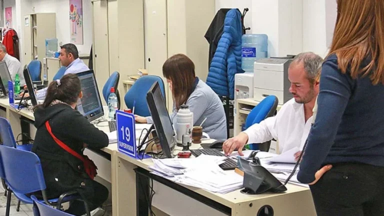 El Gobierno dará de baja a 7 mil empleados públicos