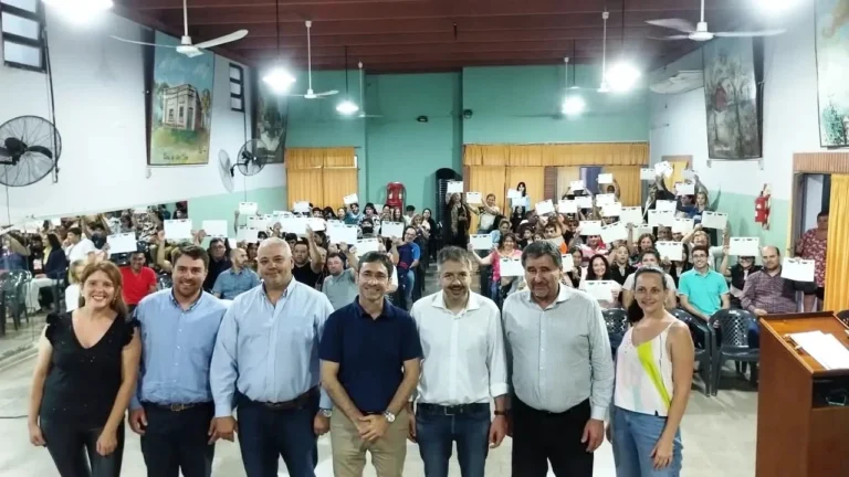 Entrega de 700 certificados en Luque 