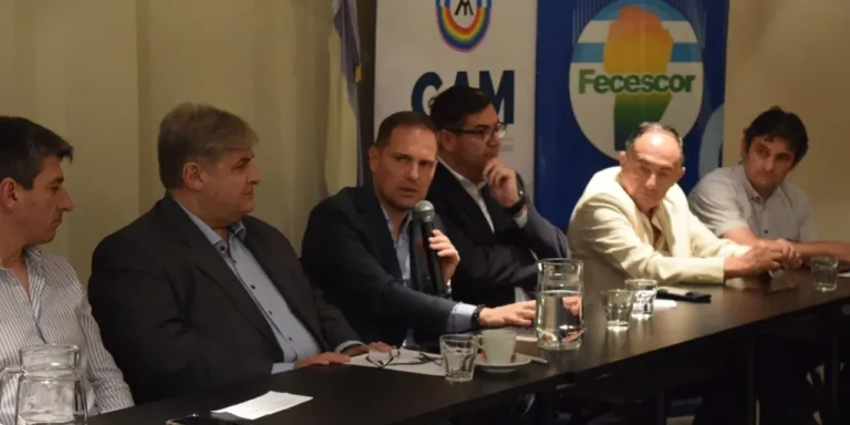 Martín Gill con autoridades de  Bancor y federaciones de cooperativas y mutuales