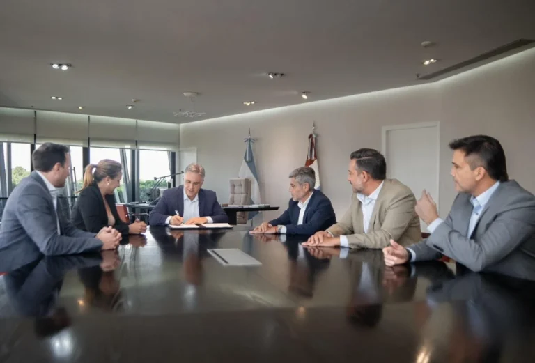 Llaryora promulgó la ley de seguridad 