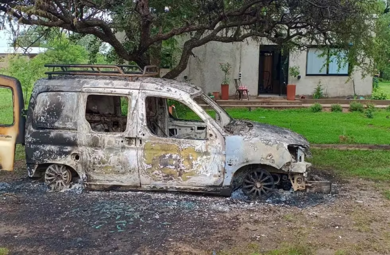 Quemaron el auto de un ex jefe comunal