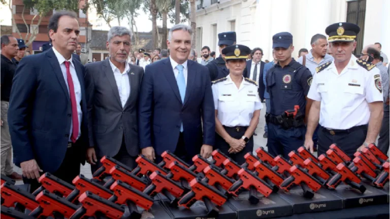 Río Cuarto: Llaryora entregó 200 armas no letales a la Policía