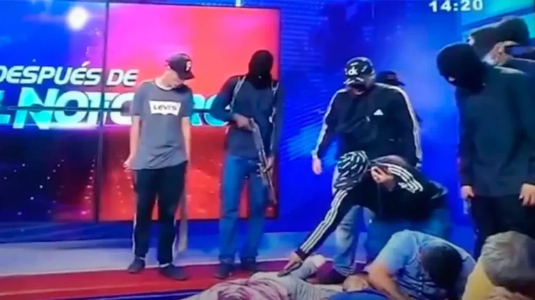 Terroristas tomaron rehenes en vivo en la televisión de Ecuador