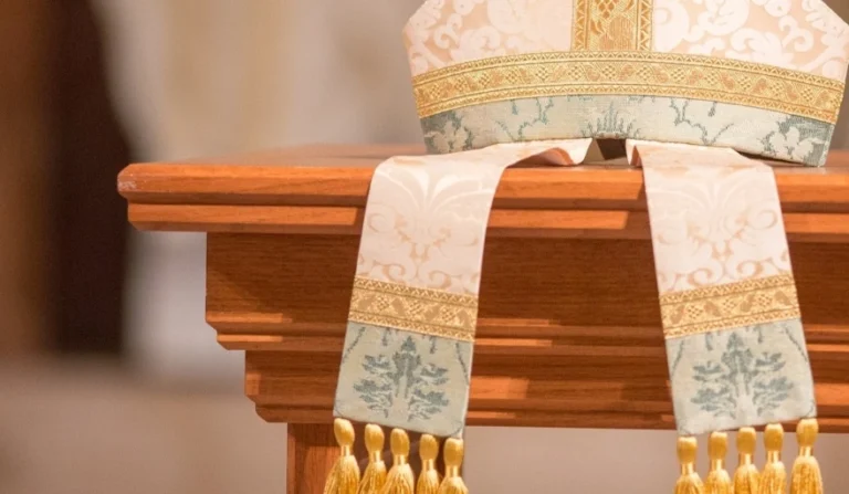 El Estado dejará de pagar los sueldos de los obispos