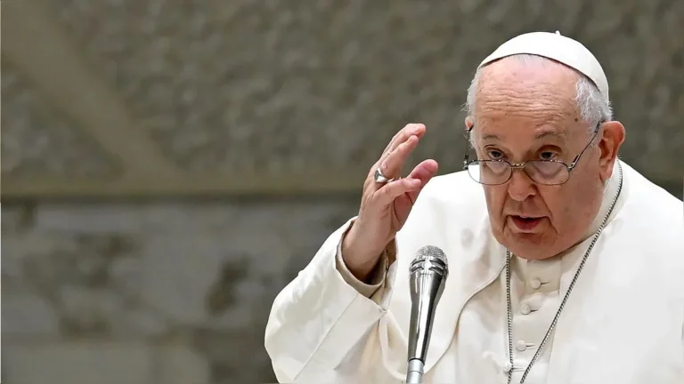 El Papa pide prohibir maternidad subrogada