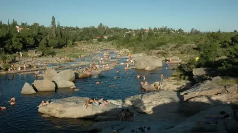 Rescataron a una pareja en un río de Cabalango