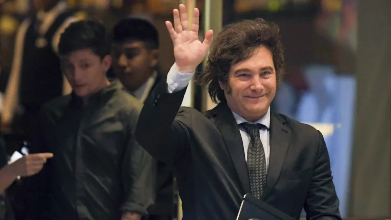 Milei inicia su viaje a la Antártida