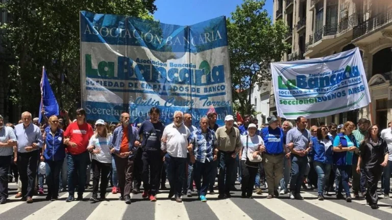 El sueldo mínimo de un bancario será de $904.000