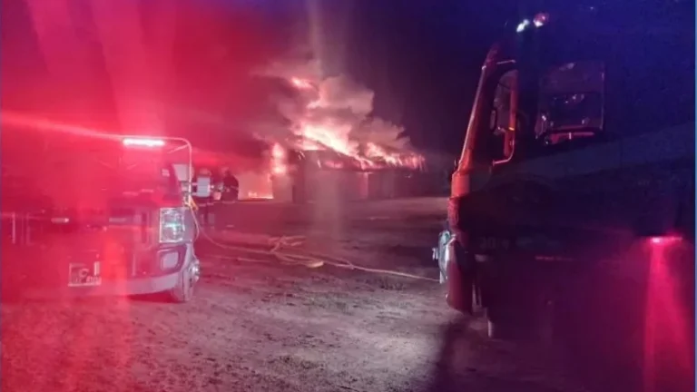 Incendio de megafardos en Matorrales