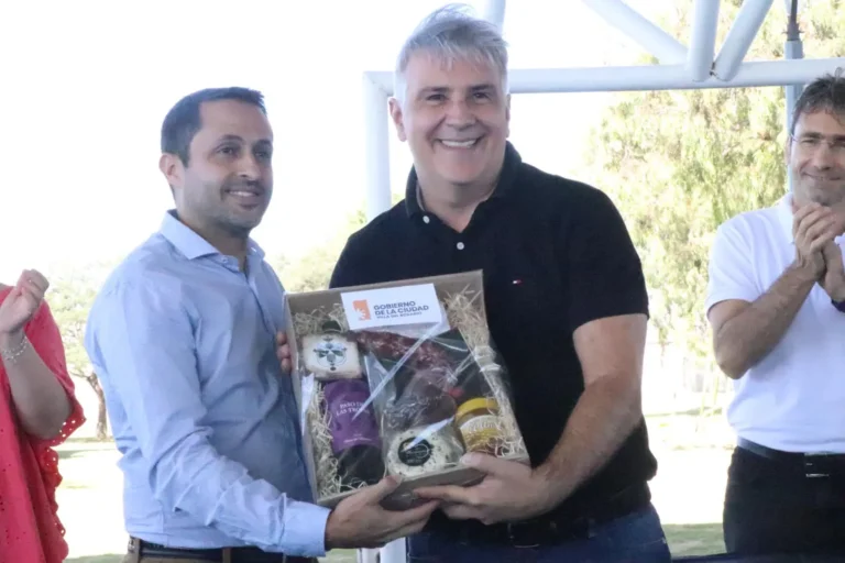 Llaryora firmó convenios para obras en Villa del Rosario