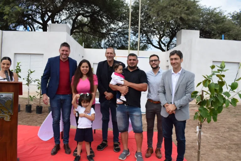 Inauguración de viviendas en Carrilobo