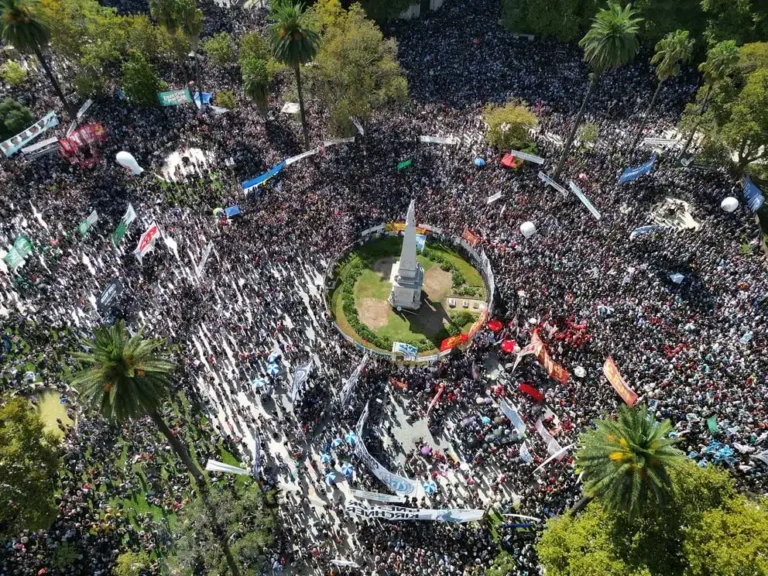 Día de la Memoria: multitudinaria marcha en Plaza de Mayo
