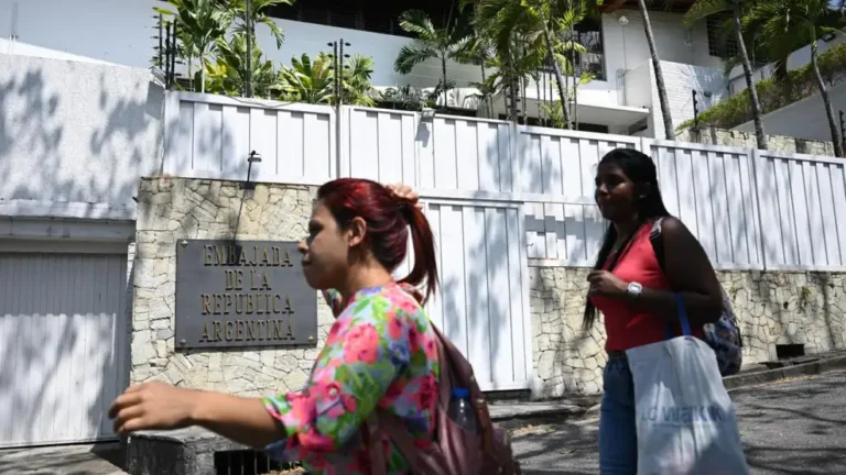 Venezuela: seis opositores a Maduro refugiados en la embajada argentina