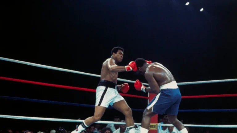 Subastan el pantalón que usó Muhammad Ali en la pelea con Joe Frazier