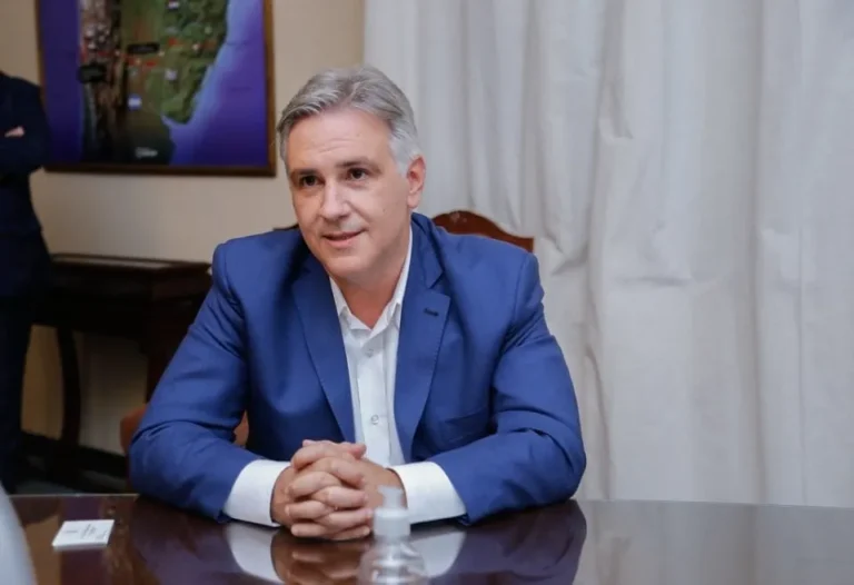 Llaryora defendió la educación pública y apoyó la marcha