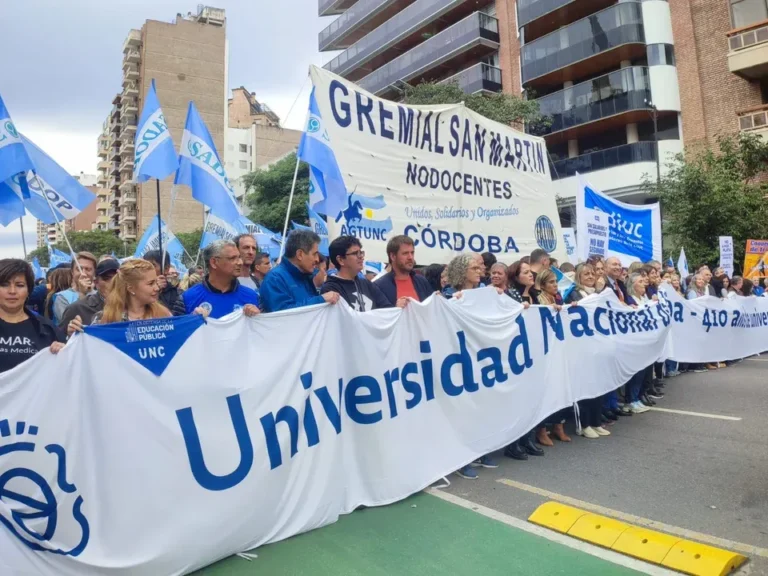 Masiva Marcha Federal Universitaria en Córdoba
