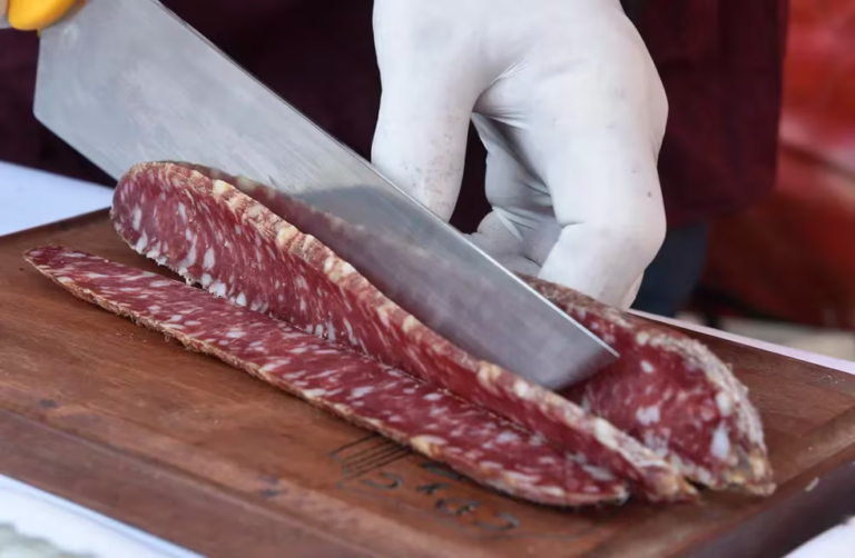 En Oncativo un maestro charcutero lanza un curso para aprender a hacer salame tradicional
