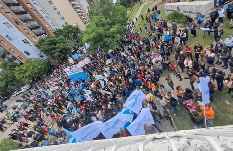 Masivas marchas en todo el país en defensa de la educación pública