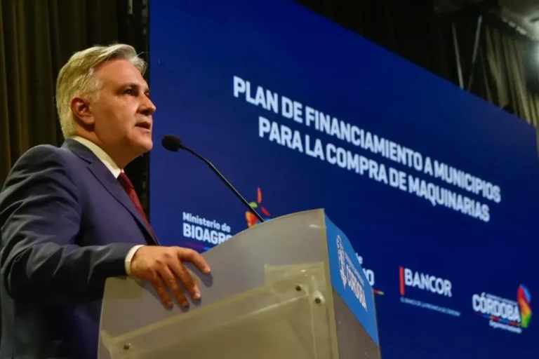 Llaryora anunció créditos a municipios y comunas por $20 mil millones