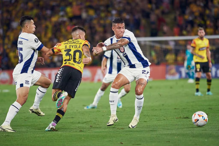 Talleres empató con Barcelona de Ecuador