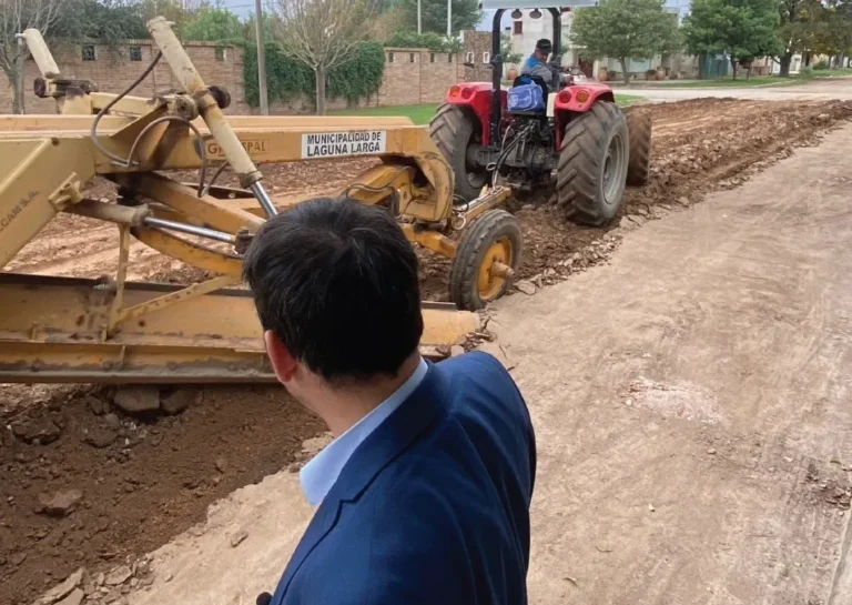 Laguna Larga avanza en la Obra Pública