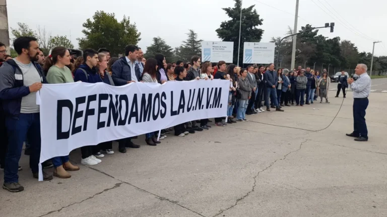 Abrazo simbólico por la Universidad Pública