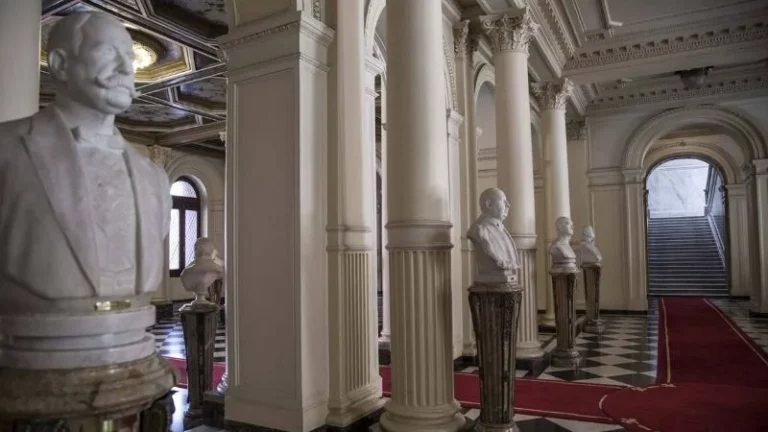 Colocarán el busto de Carlos Menem en la Casa Rosada