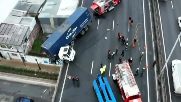 Chofer alcoholizado chocó y el camión quedó colgado de la autopista