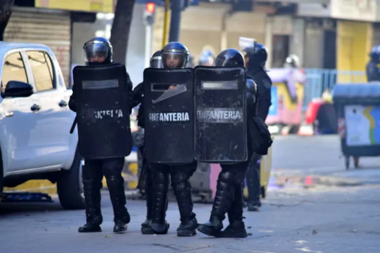 Cuatro detenidos y dos policías heridos durante la visita de Milei