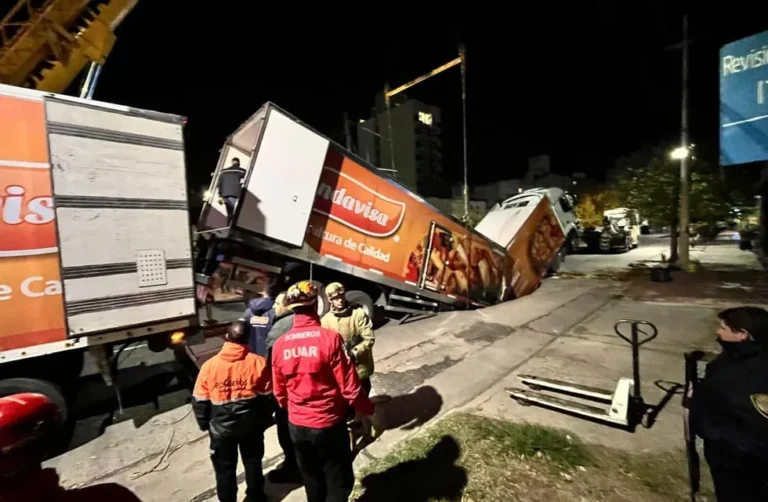 Un bache se traga un camión en Río Cuarto