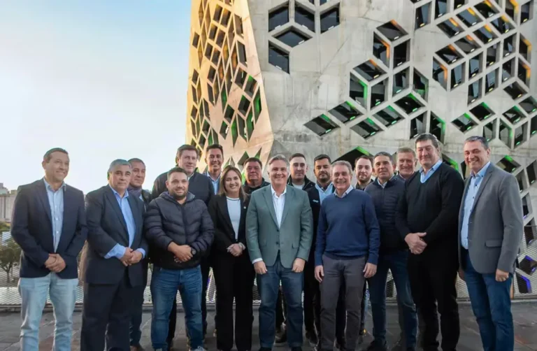 Llaryora suma intendentes de Juntos por el Cambio