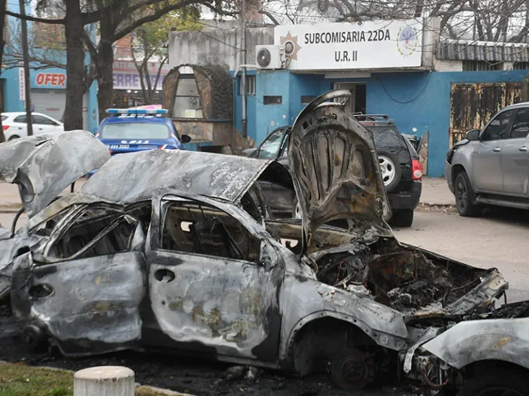 Rosario: prendieron fuego cinco autos