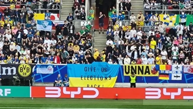 Hinchas ucranianos exigen elecciones en su país