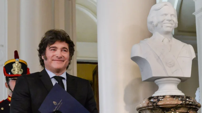 El Gobierno despedirá a otros 50 mil empleados públicos