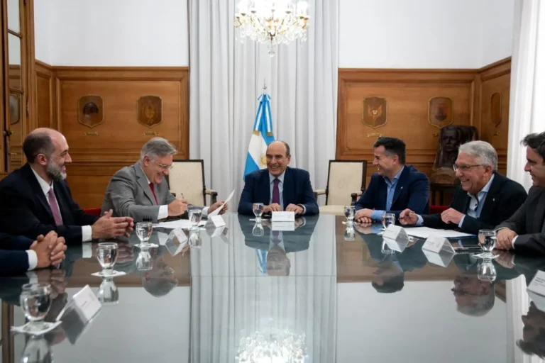 Llaryora firmó con Francos el acuerdo para reactivar la obra pública nacional en la provincia