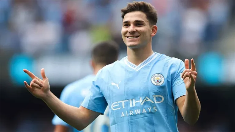 Tres gigantes europeos tras Julian Alvarez