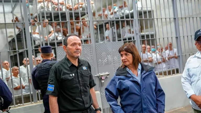Bullrich visitó una cárcel en El Salvador