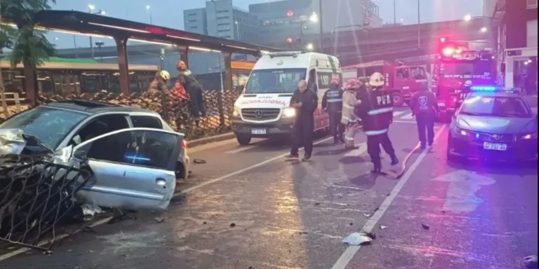 Chocó contra una parada del Metrobús