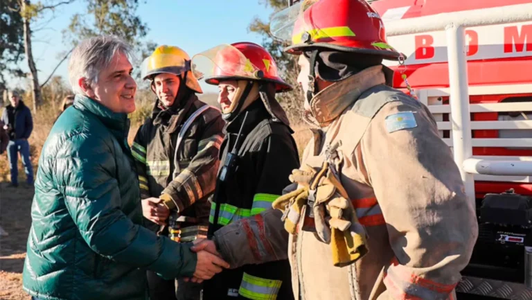 Llaryora sobrevoló la zona afectada por los incendios