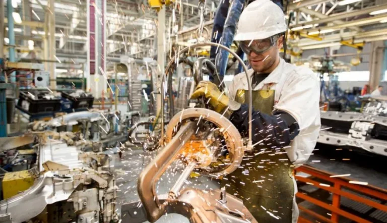 La industria acumuló en el primer semestre una baja del 16,1%