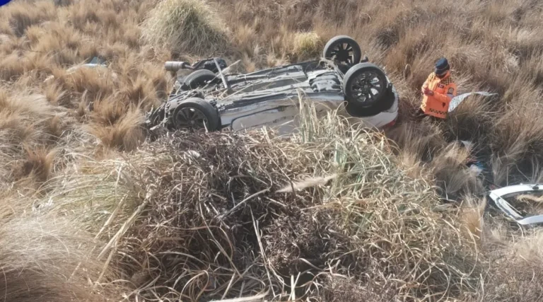 Altas Cumbres: un automóvil terminó volcando luego de un choque