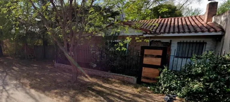 Una mujer convivía con los cadáveres de sus dos hermanos