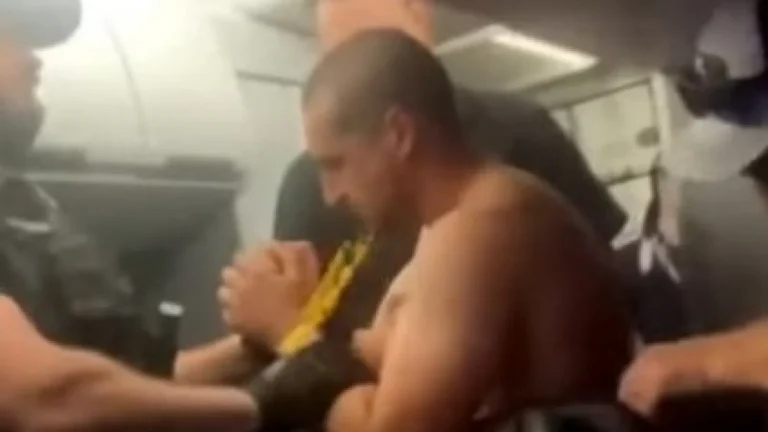 Un hombre intentó abrir la puerta de un avión en pleno vuelo