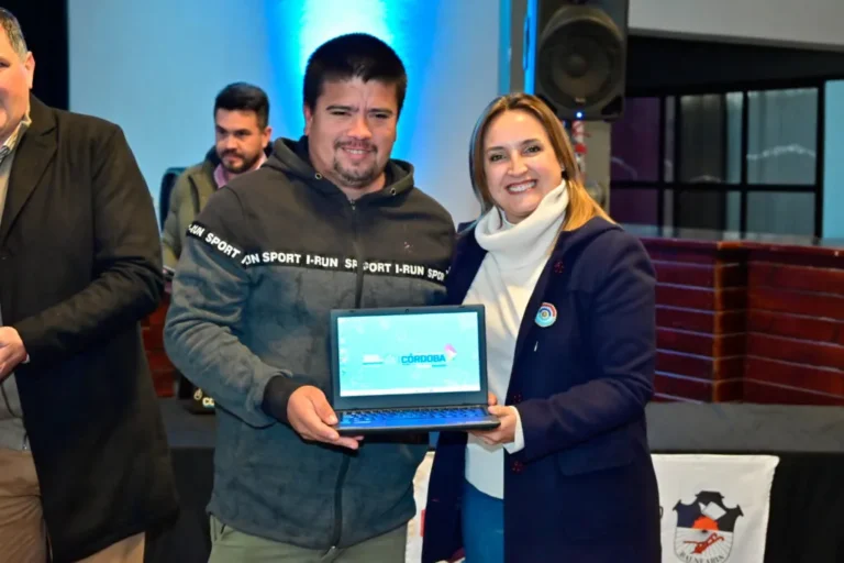 Prunotto entregó netbooks en Balnearia
