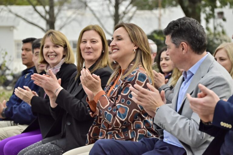 Prunotto entrega móviles en el Departamento Río Primero