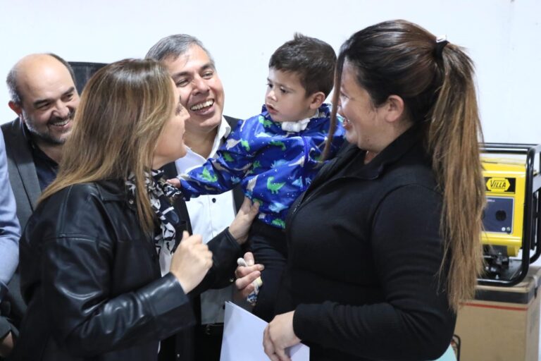 Myrian Prunotto entregó grupos electrógenos para electrodependientes en San Carlos Minas