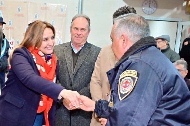 Myrian Prunotto presidió el acto de entrega de otro nuevo móvil policial en Hernando